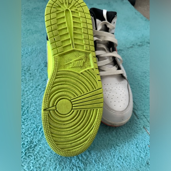 Jordan 1 Mids Composition Notebook Size 6.5Y - Picture 5 of 5